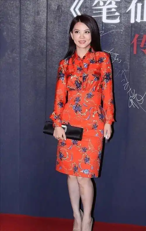 原创富婆李湘这小圆脸就没变过得注意身材了穿时尚裙小肚子太明显