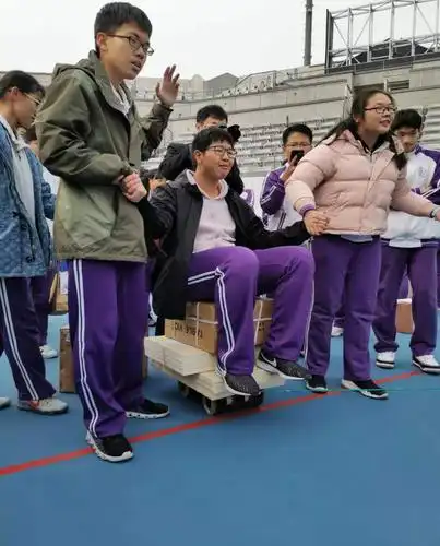 清华附中奥森校区学生科技节纸车承重