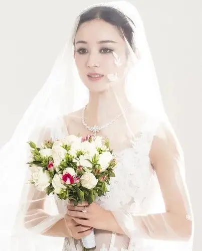 郑爽新婚纱照曝光真厉害又瘦出新高度,连杨幂和热巴都自叹不如!