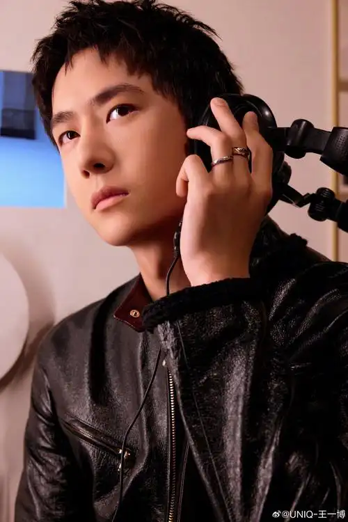 王一博内搭黑t##王一博腕表当腰带##王一博香奈儿品牌形象大使#王