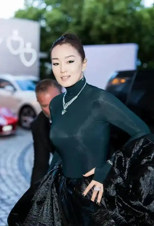 巩俐亮相戛纳红毯,网友:巩皇风采依旧