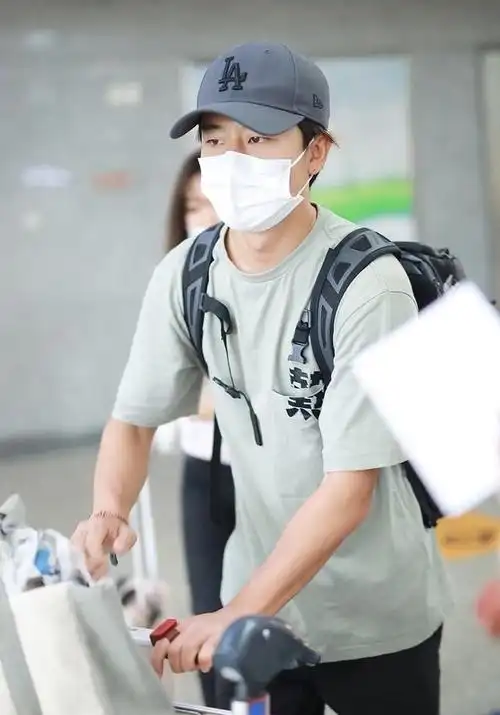 黄轩携女友再次现身机场,大方挥手打招呼,女友素颜出镜目光无神