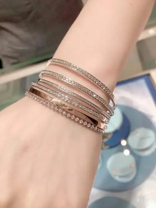 周大福18k金钻石手镯