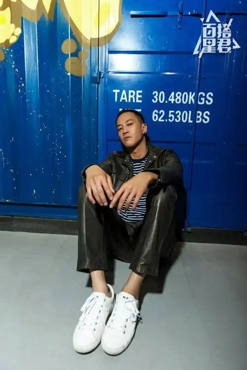 何润东近照曝光野蛮生长再变身,网友:腿亮了!