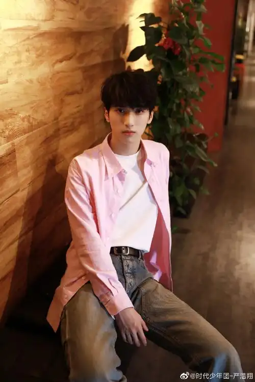 严浩翔粉色衬衫随拍照#严浩翔六宫格随拍96粉色衬衫 牛仔裤 白赡谮