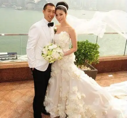 陈慧琳与老公两人相恋十六年,感情相当深厚,提起求婚过程,陈慧琳说道