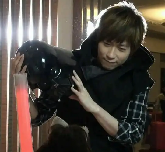 五月天阿信的微博首页图片是谁