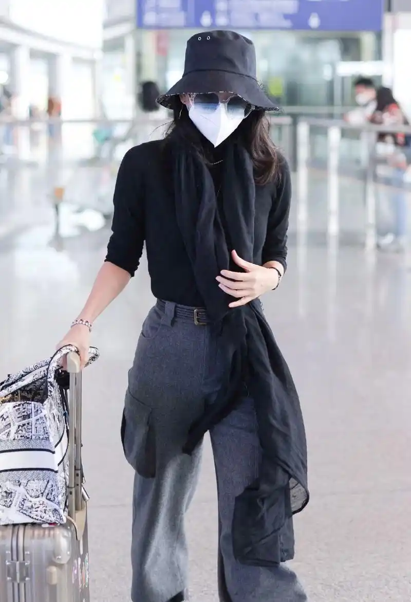 章子怡结束巴黎之行回国,针织衫搭工装裤走机场,休闲又潮范!