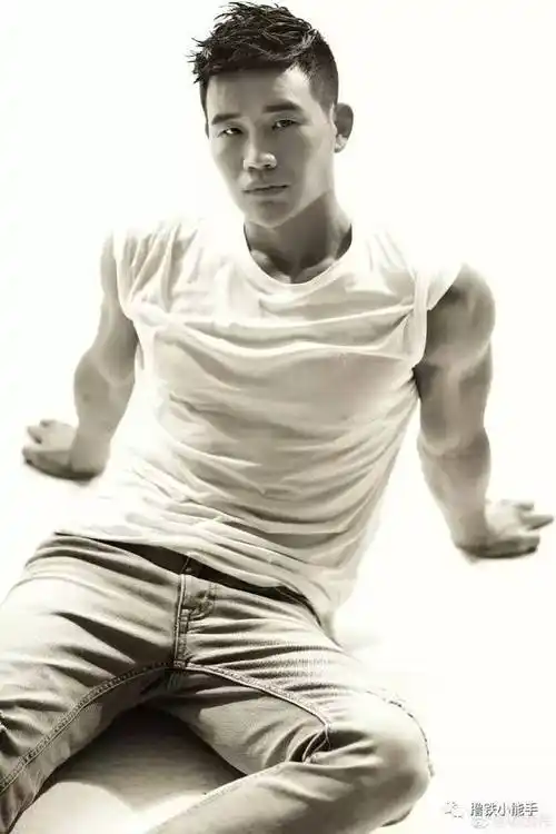 "嘎子哥"再爆肌肉大片,劲爆身材秒杀小鲜肉