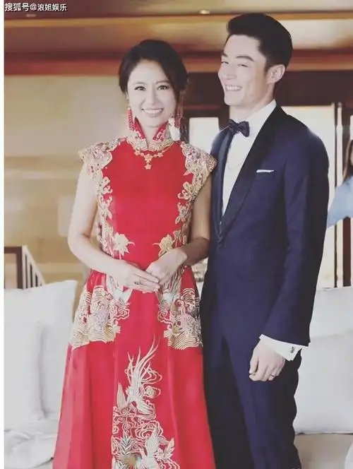 林心如和霍建华出街背爱马仕包包t恤牛仔裤这才是低调的奢华