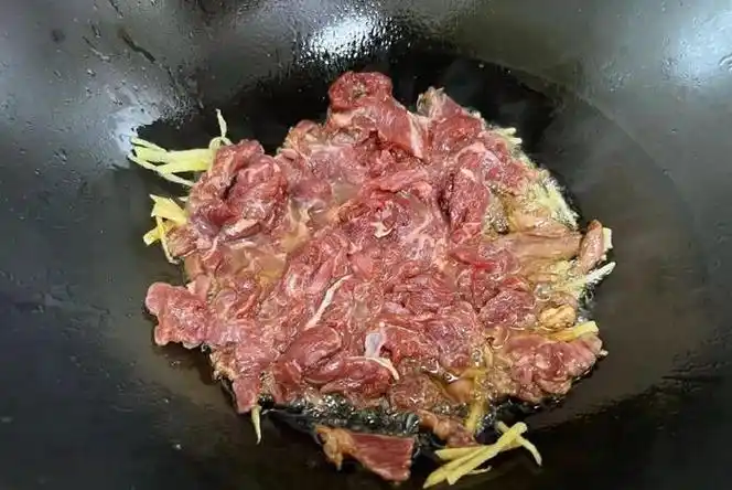 第六步:从图片可以看到牛肉只是部分变色,牛肉还要和黄瓜一起翻炒