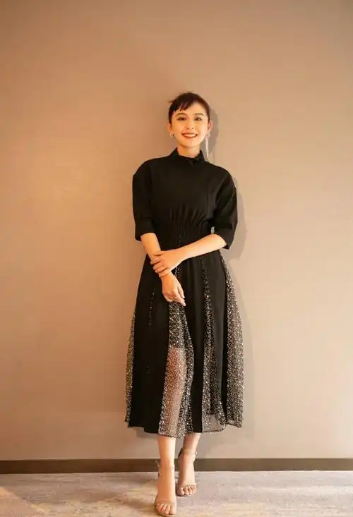 "水花"热依扎低调现身,黑色大衣配灰围巾,穿出孕妈的高级舒适