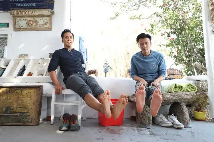 帅穿荧幕了!谢霆锋吴彦祖两男神再度同框做葡萄酒