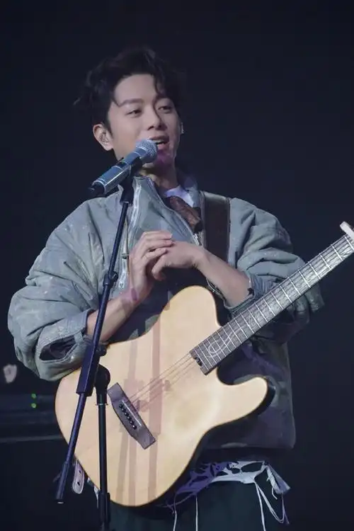 韦礼安白衣湿身舞台##韦礼安负重一万斤长大变落汤鸟