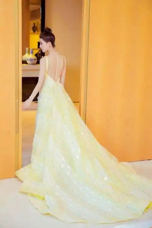 7,吴昕,没想到一向低调的昕姐穿起露背晚礼服竟然这么惊艳,长裙和无