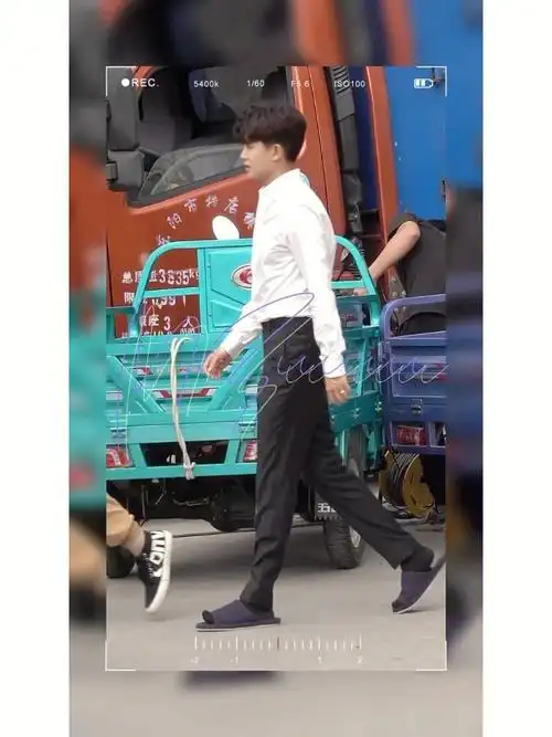 拍照翘jiojio走路时脚趾头也会点赞脚趾头也是有才艺的任啊#任嘉伦