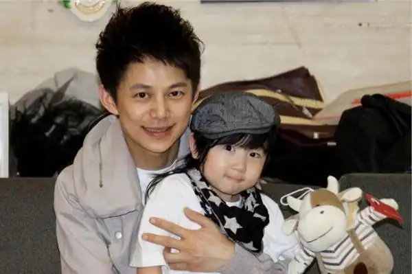 儿子竟都十岁了 何炅老婆王菁究竟是什么模样? / 比乐族