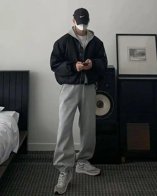 再用束脚裤作为下部搭配,整体很显瘦显高,尽显潮男魅力