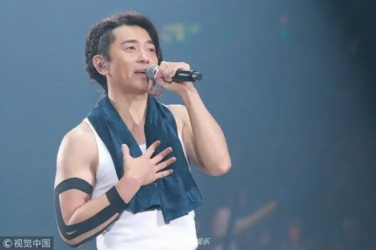 组图:52岁郑伊健个唱紧身背心大秀肌肉 罕见公开示爱娇妻蒙嘉慧_高清