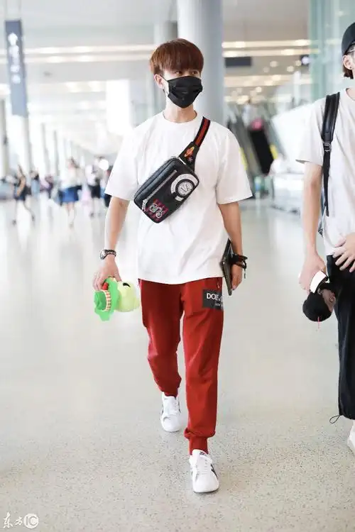 任嘉伦现身机场手里还拿着公仔背包也很童心好萌的大男孩