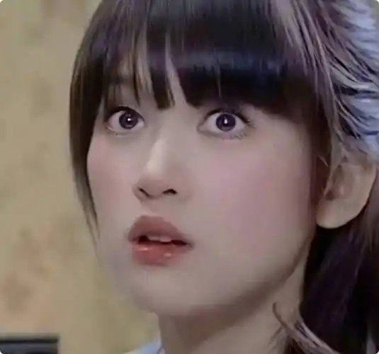 原创44岁陈乔恩终于不藏了穿白色连衣裙凸显傲人身材