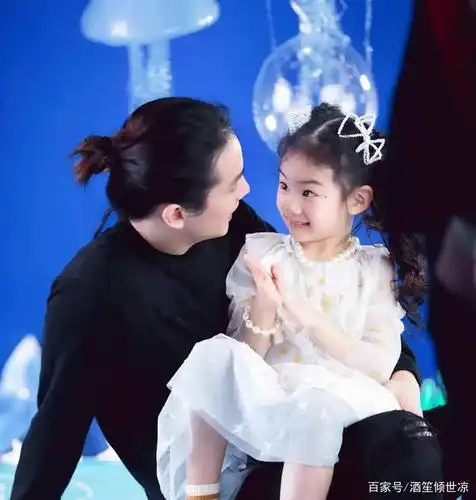 戚薇6岁女儿镜头感十足,拍生日写真精灵可爱,眉眼跟妈妈真像!