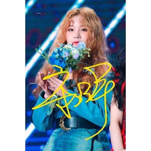 6寸  宋雨琦

 亲笔签名照片   7 号