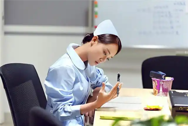 《外科风云》里,蓝盈莹演女二:杨羽,个性格爽快的麻辣小护士,她跟