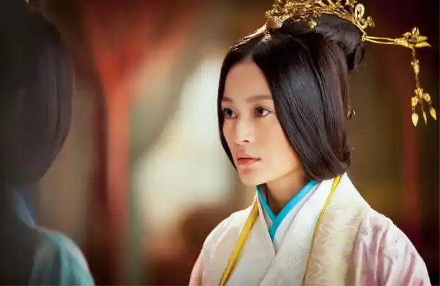 在戏里叫她妈妈,在戏外却喊她老婆,她还为他生下了一对双胞胎