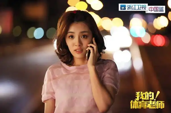 王晓晨剧照与以往的都市情感题材电视剧不同,《体育老师》采用快速