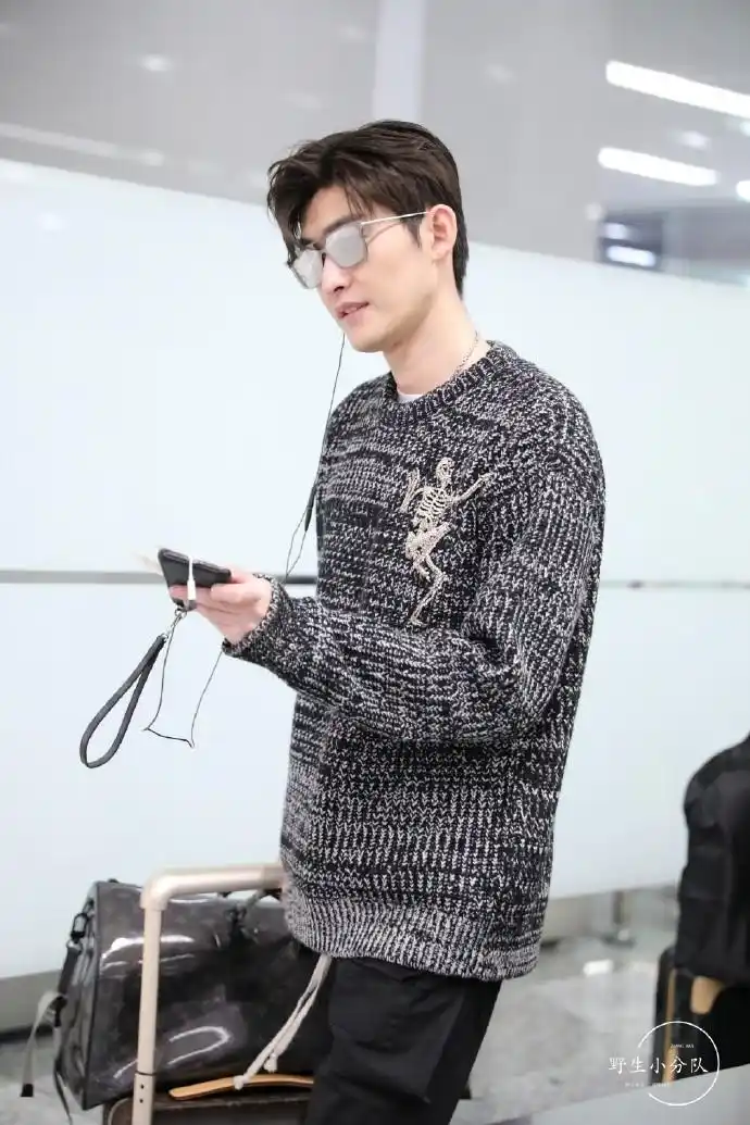 张翰穿灰色毛衣搭配黑色裤子现身机场,戴墨镜又酷又帅