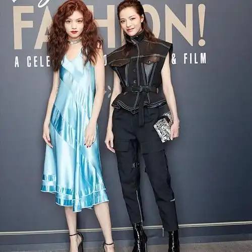 哪哪都能看到这样的评论,比如"钟楚曦的脸真高级,春夏根本无法媲美","