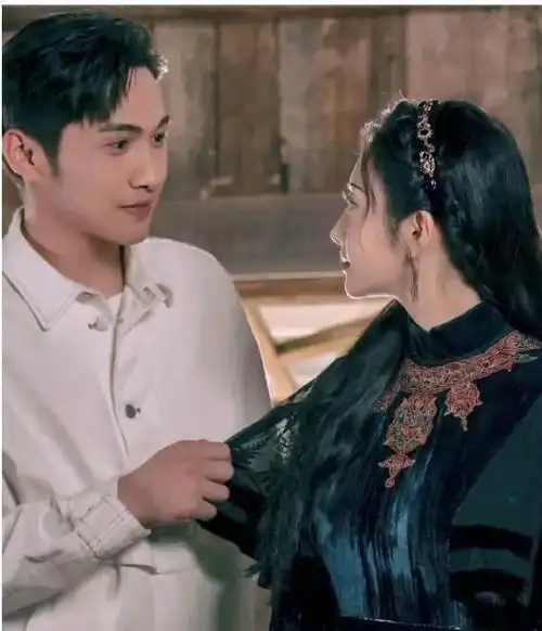 景甜张彬彬合照太有喜感了被网友称为大头孙子和小手奶奶