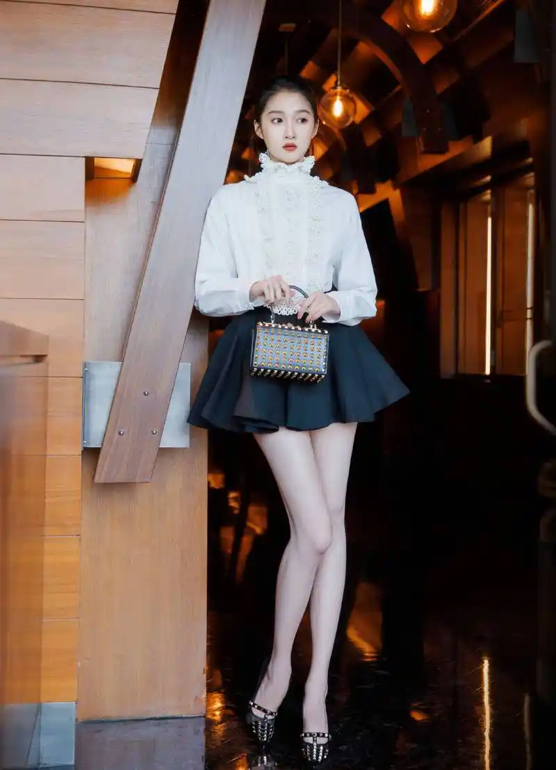 气质满分!关晓彤上班图曝光 一双高挑美腿超抢镜