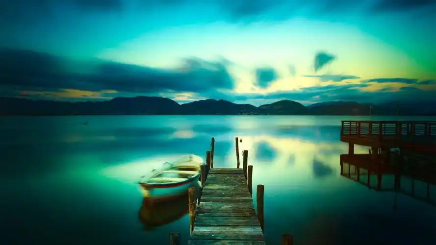 可爱美图网站有很多好看的高清优质唯美图片,其中2021湖面上精选风景