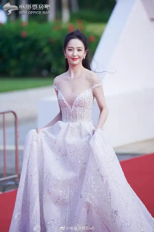 佟丽娅白色公主裙##海影节闭幕式红毯##海南岛国际电影节闭幕式红毯