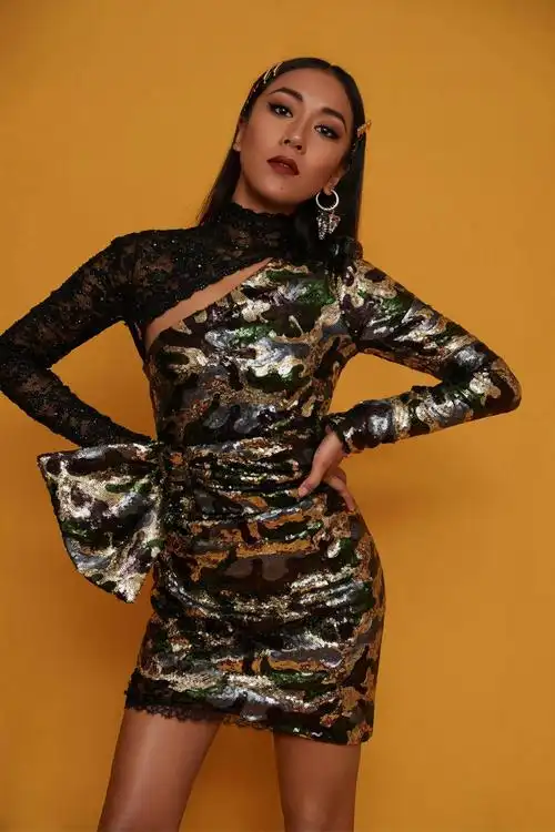 性感御姐在线放电!吉克隽逸迷彩风短裙现身迷skr人