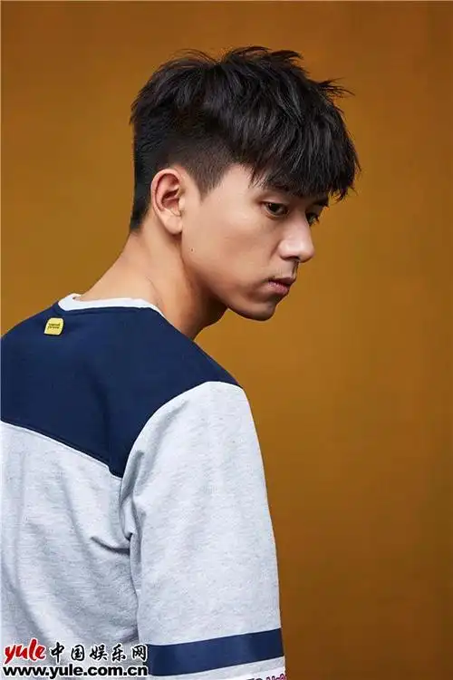 李现最新写真曝光 阳光帅气演绎活力青春