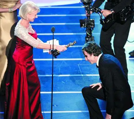 "海伦·米兰单膝下跪,他坦言此次获奖的感觉接近他受勋英国骑士的瞬间