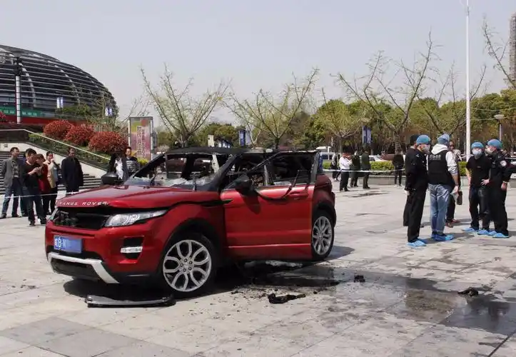 路虎轿车起火一男一女死亡 疑似因感情纠葛引发