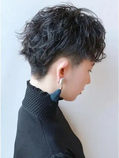 女人过了40岁,看看这三种短发,时尚显年轻|发型|脸型|纹理烫_网易订阅