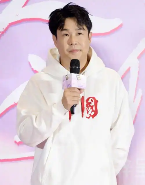 39岁小沈阳近照曝光皮肤比女生还白嫩镜头怼脸上不见一根细纹