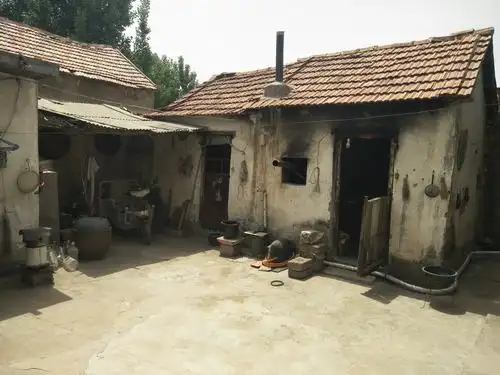 房子修建已久,残旧斑驳的院落仿佛诉说着奶奶和孩子生活的艰辛.