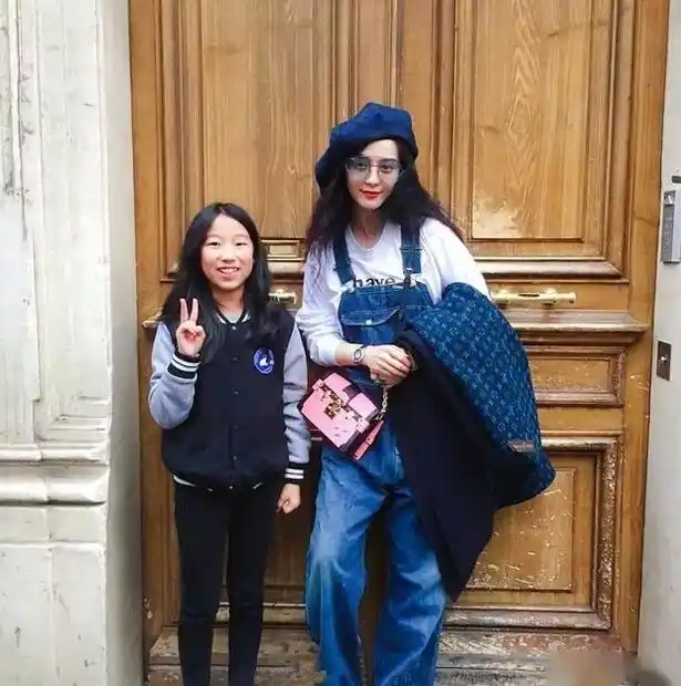 张艺兴努力努力再努力x 晒极限男人帮合照,六人胸前戴大红花超可爱.