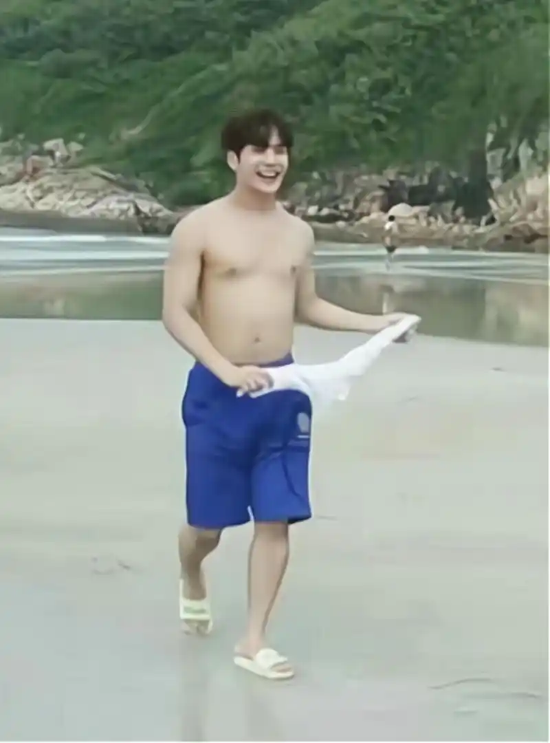 王嘉尔从胖子变成了肌肉男[抠鼻]