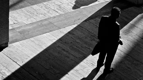 电脑壁纸 摄影 时光记忆 男生一个人的孤单黑白图片