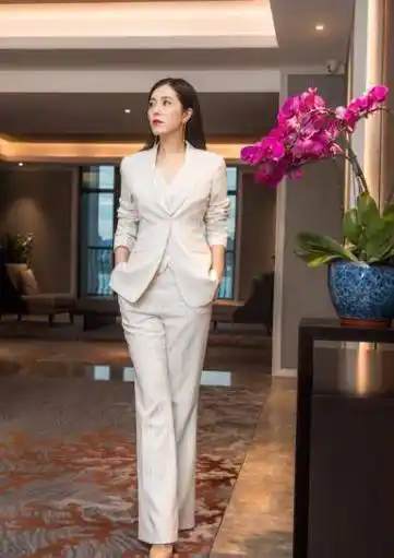 曾黎怪会打扮的,穿白色改良旗袍大秀曼妙身姿,时尚万种真惹眼_黑色