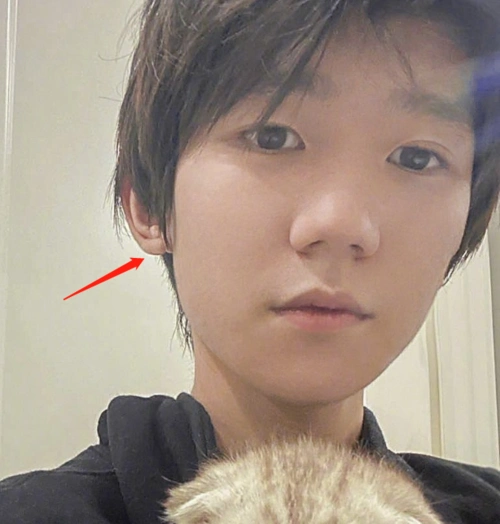 王源留学后罕见晒自拍神情略显憔悴哪像是个19岁的阳光少年