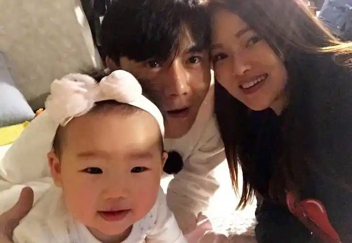 47岁甘愿再怀孕,婚纱镶13999颗水晶,女明星"下嫁"各有各的甜_秦昊