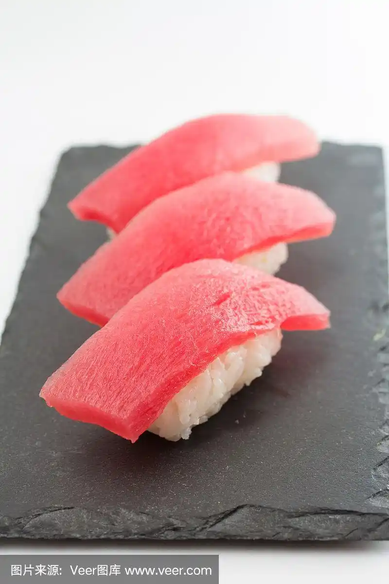 金枪鱼寿司手握寿司孤立